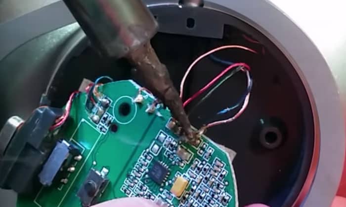 removing cables by soldering tool from a Wireless Headphones Whose One Side Doesn’t Work circuit board